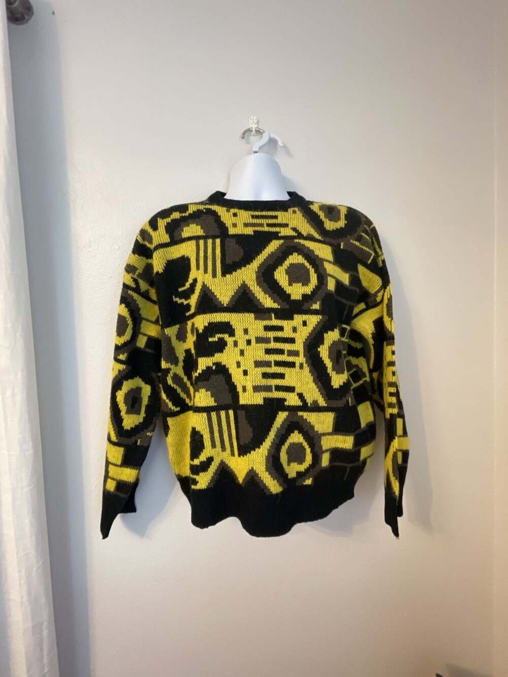 Vintage 80s Geometric Graphic Pullover Knit Sweater in Yellow Black
Street wear